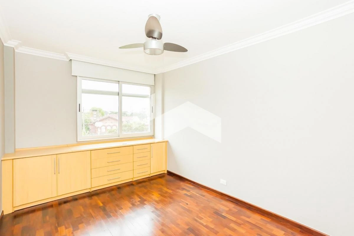 Apartment, 152 m², with wood or laminate floors — photo 24