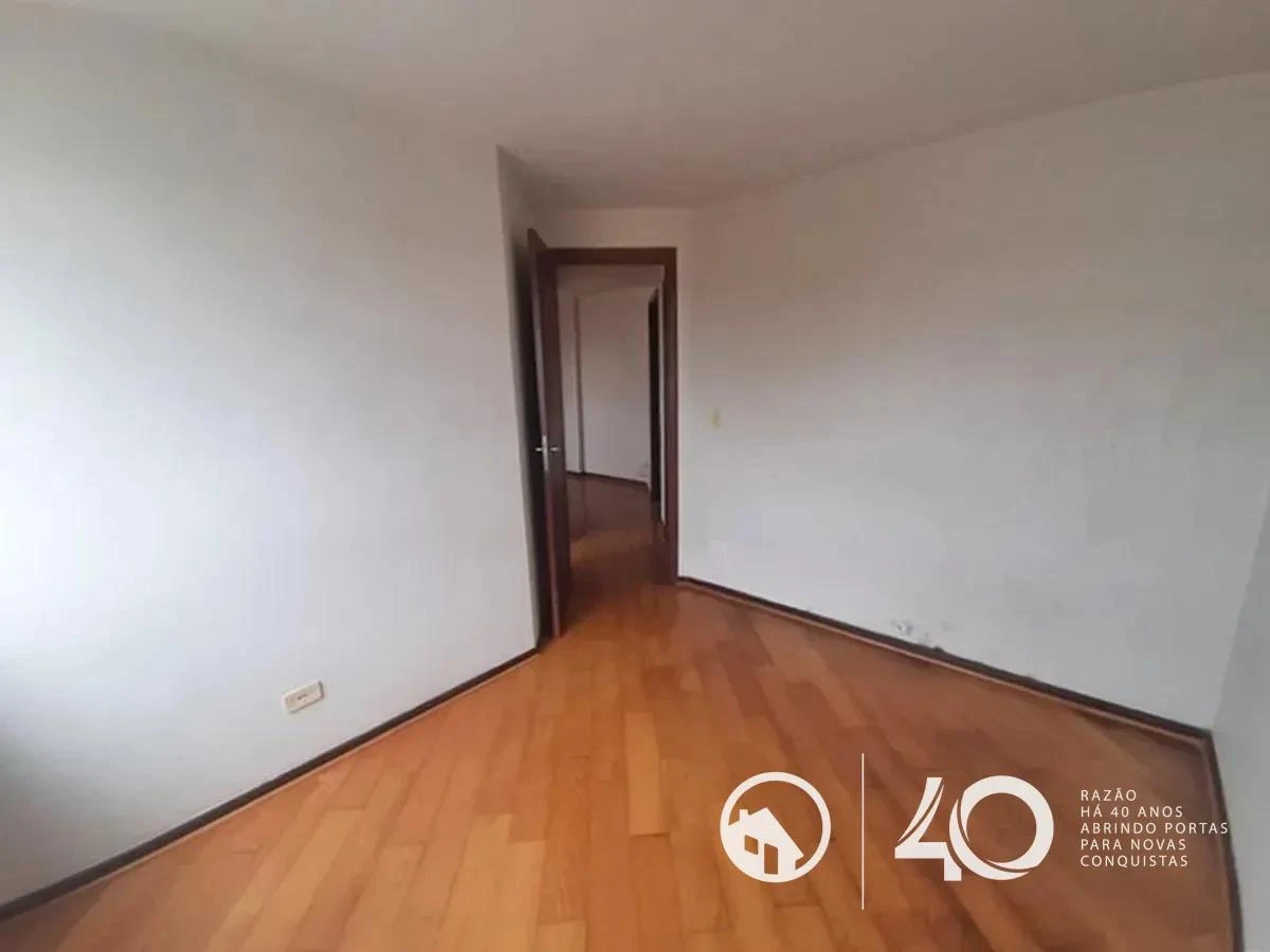 Wood or laminate floors in a 2-bedroom apartment, 92 m² — photo 10