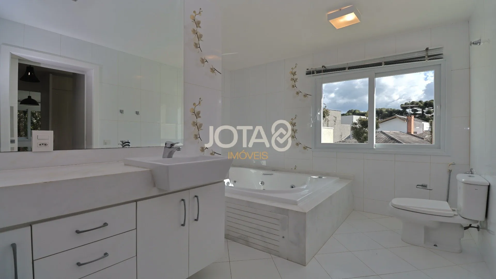 House with 5 bedrooms and a balcony in 370 m² — photo 26