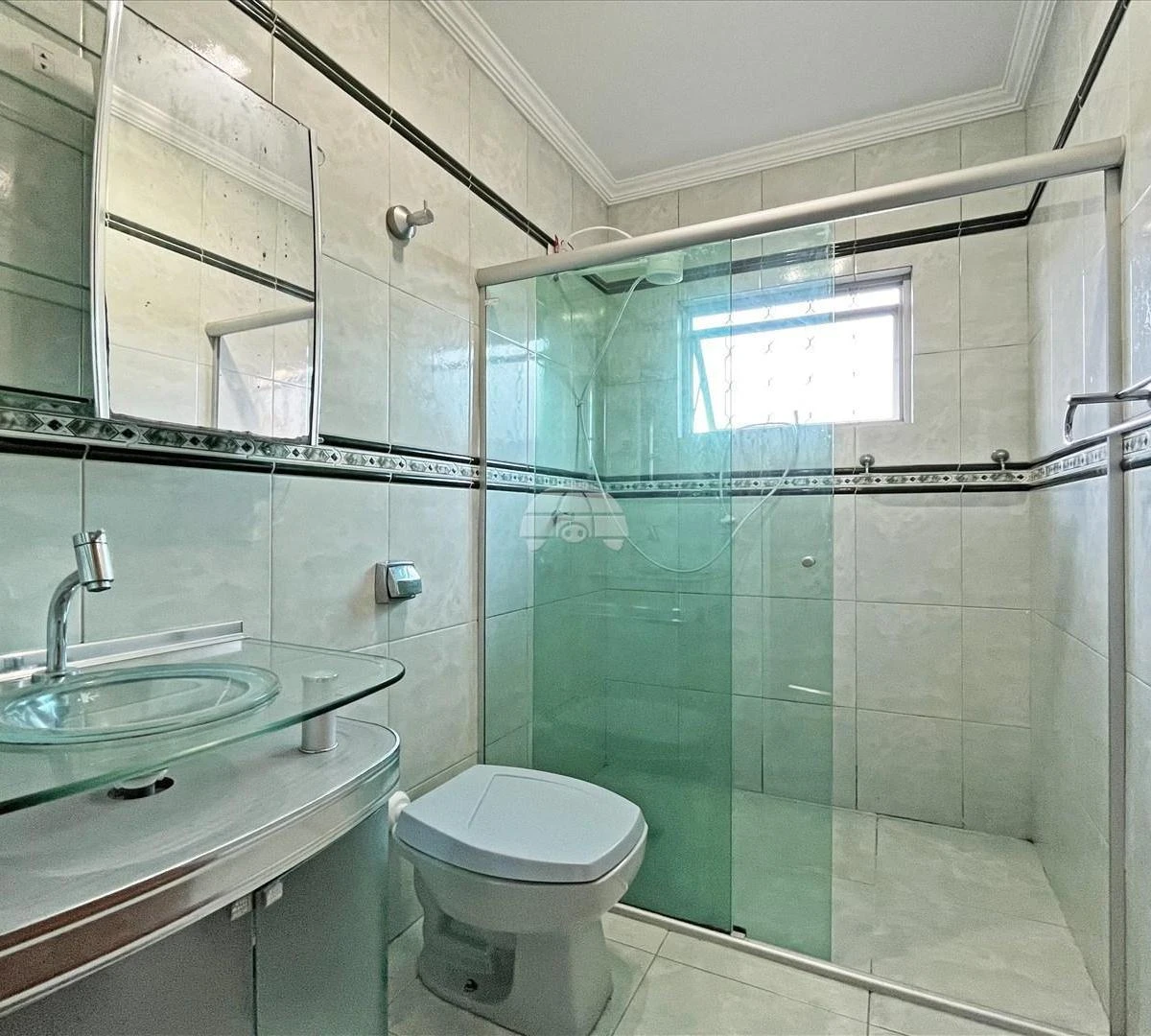 Wood or laminate floors in a 3-bedroom house, 126 m² — photo 11