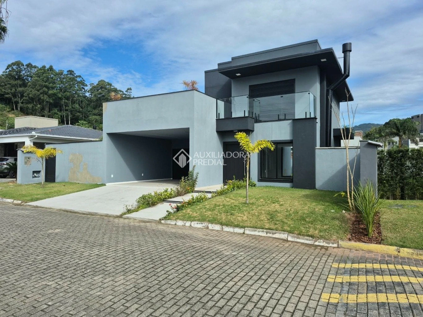 House with 5 bedrooms, 6 bathrooms and 4 parking spots