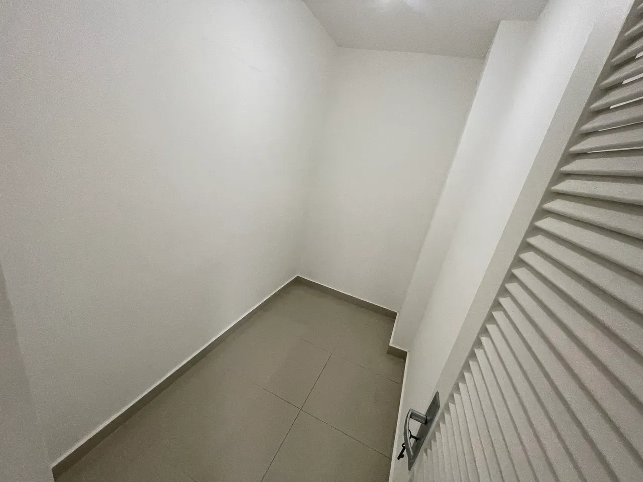 Unfurnished apartment with floor to ceiling windows — photo 40
