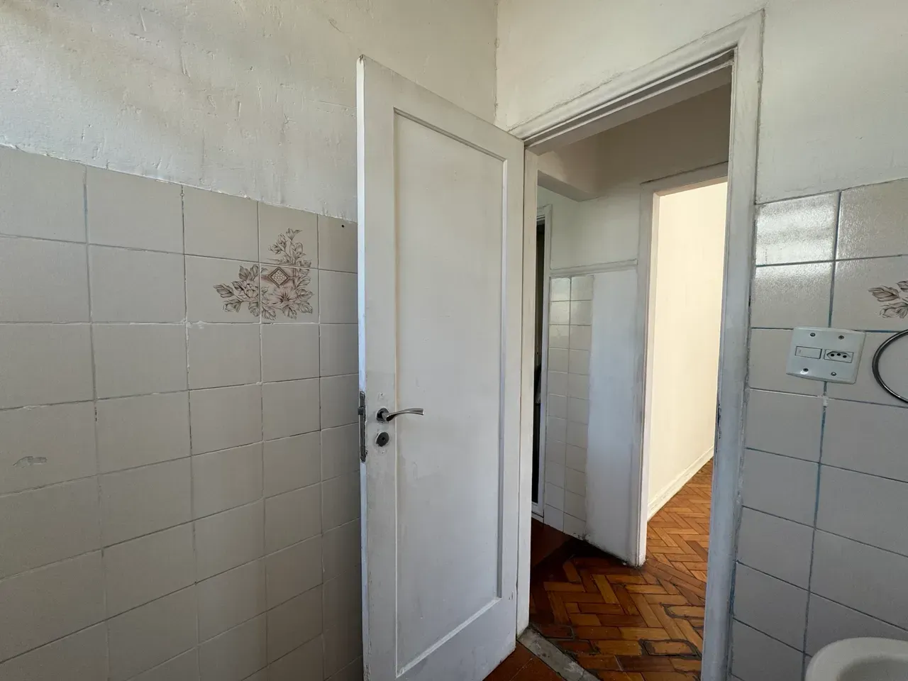 Apartment on the 6th floor with wood or laminate floors — photo 26