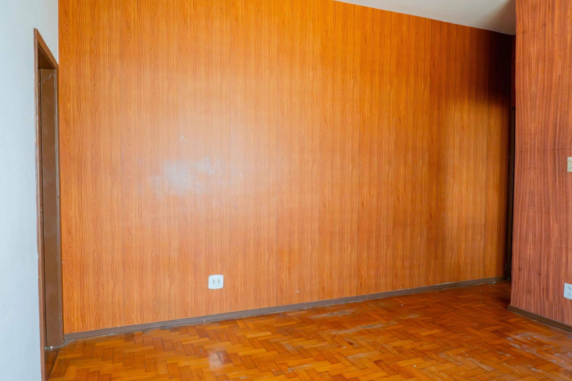 One-bedroom apartment with wood or laminate floors — photo 6