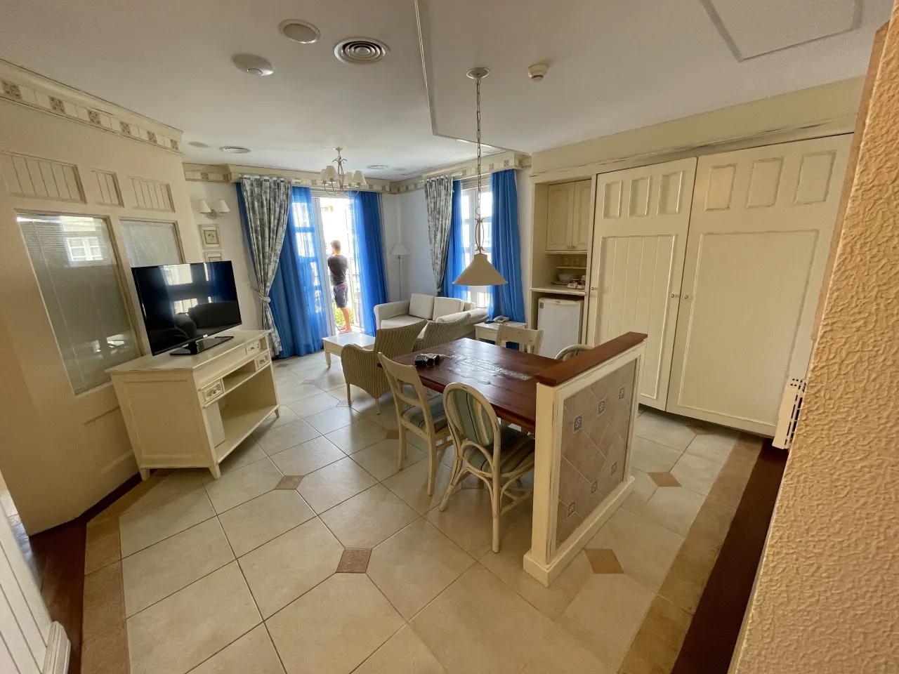 1-bedroom apartment with an open-plan kitchen, 63 m² — photo 3