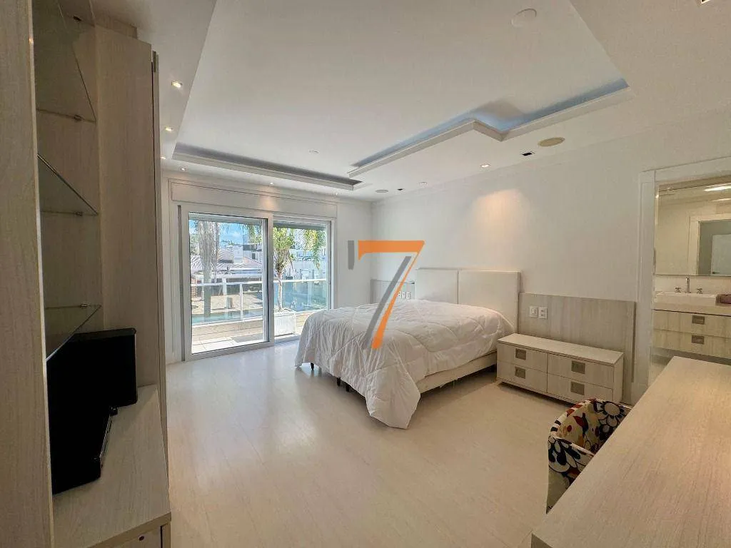 Furnished house with 8 bedrooms and 11 bathrooms — photo 17