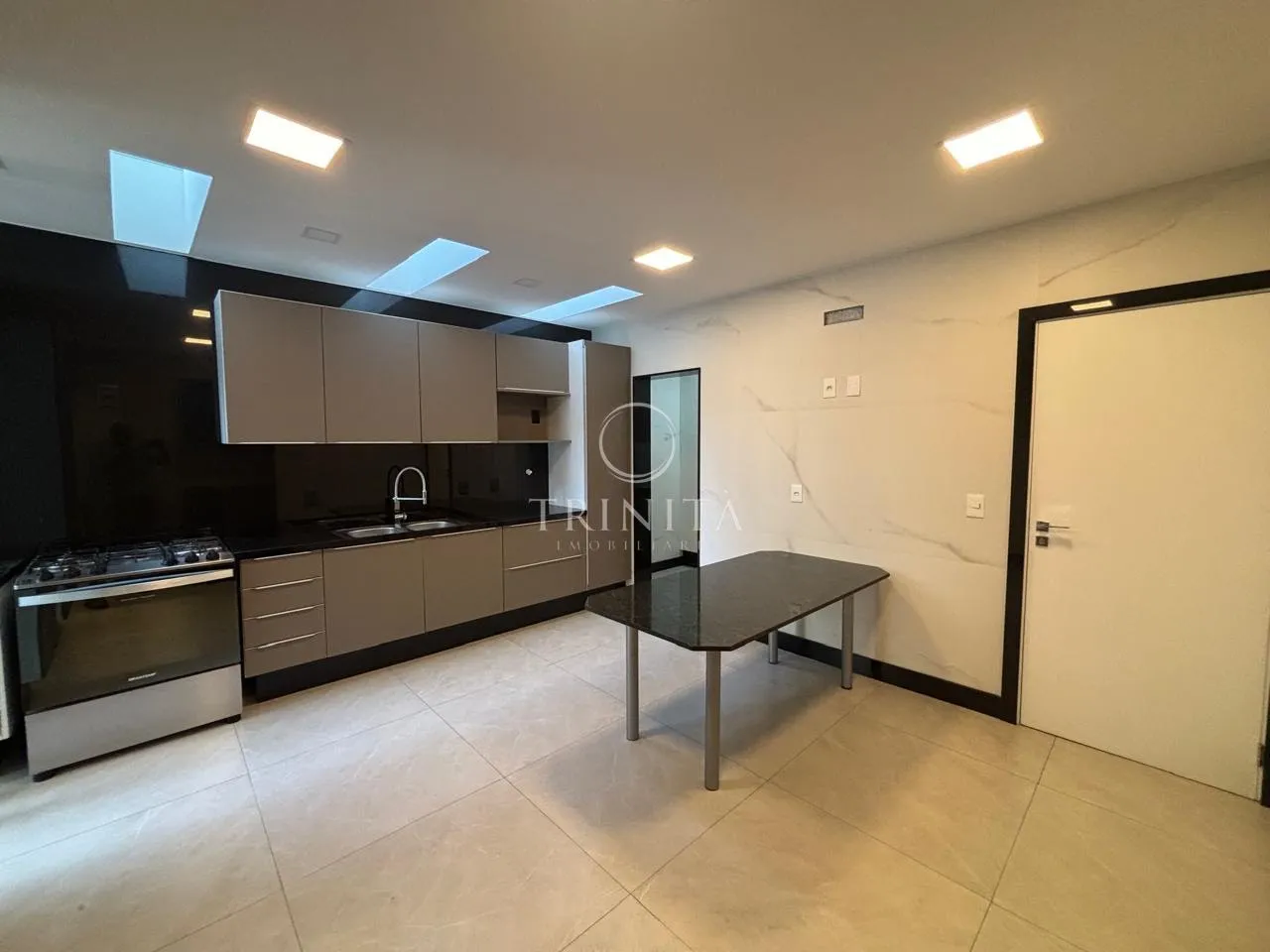 Casa sem mobília com 4 quartos e cozinha planejada — photo 6