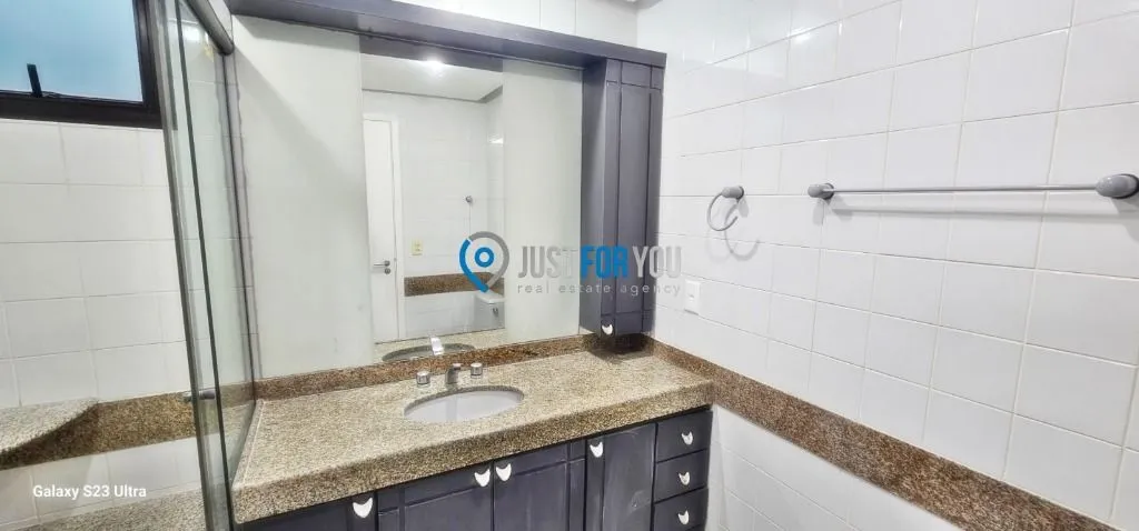 3-bedroom apartment with 4 baths and balcony — photo 37