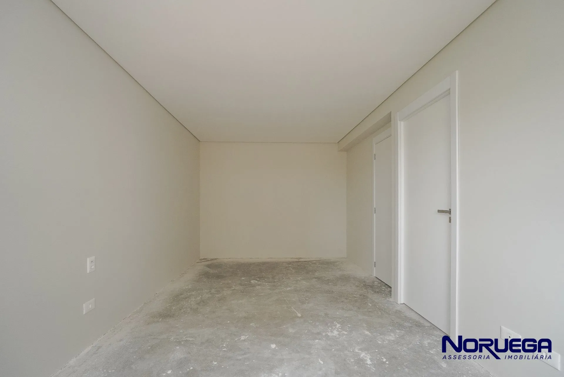 3-bedroom apartment with a glass-enclosed balcony — photo 18