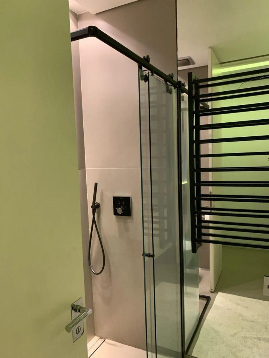 Balcony with a grill in a 3-bedroom apartment, 159 m² — photo 27