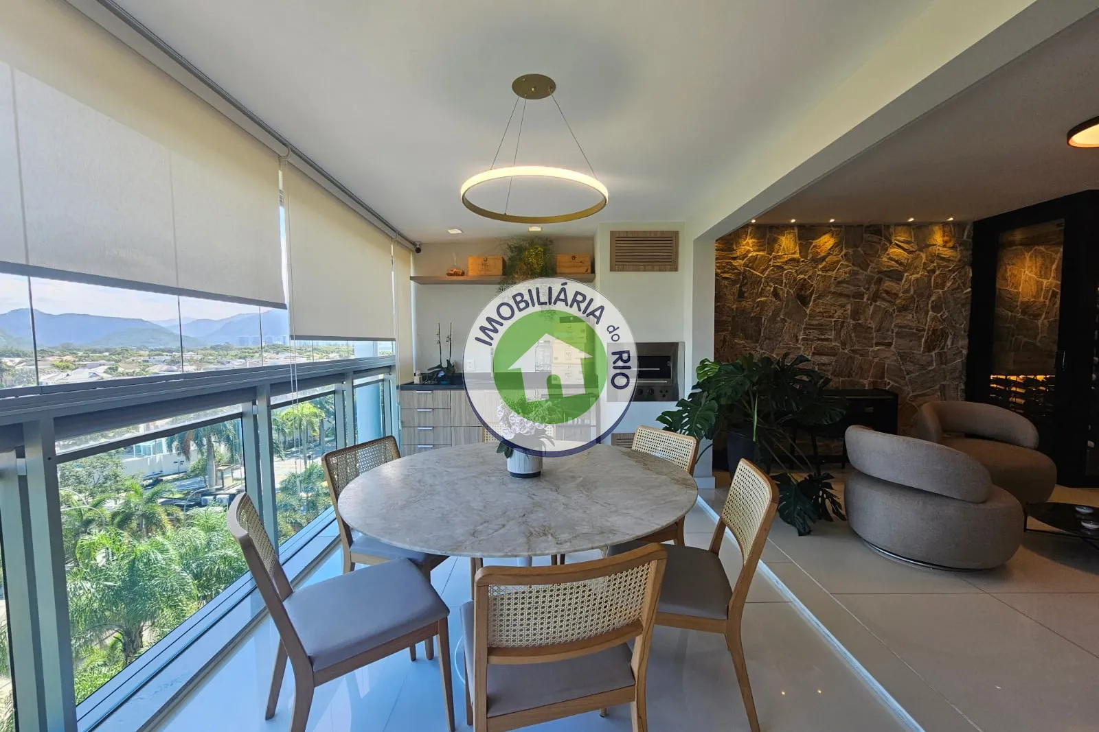 Unfurnished apartment with 4 bedrooms and glass balcony — photo 2