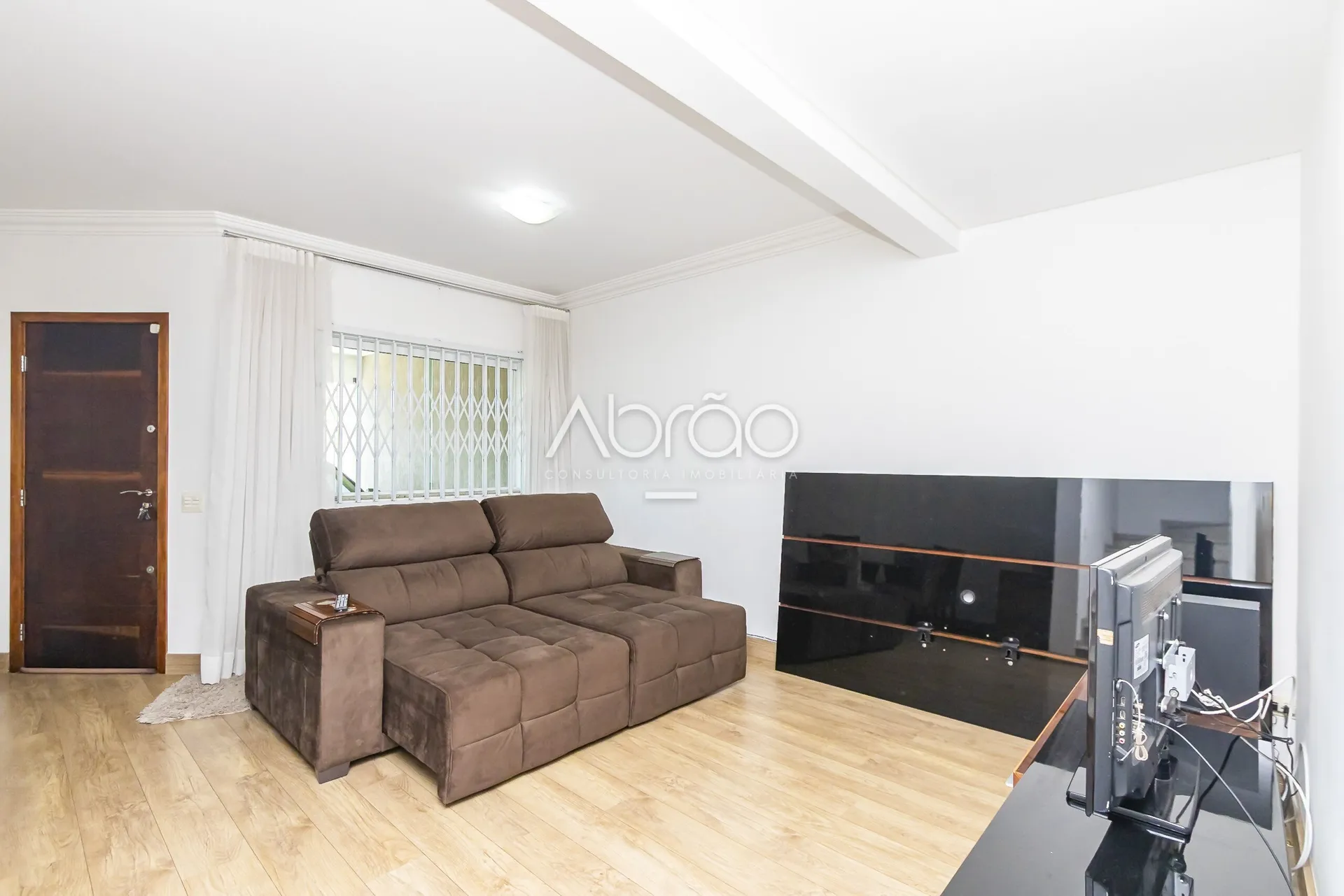 4-bedroom house with a fireplace — photo 7