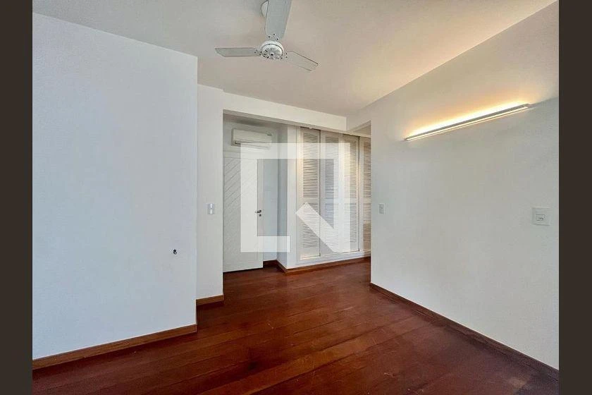 Balcony with a grill in a 3-bedroom house, 220 m² — photo 35