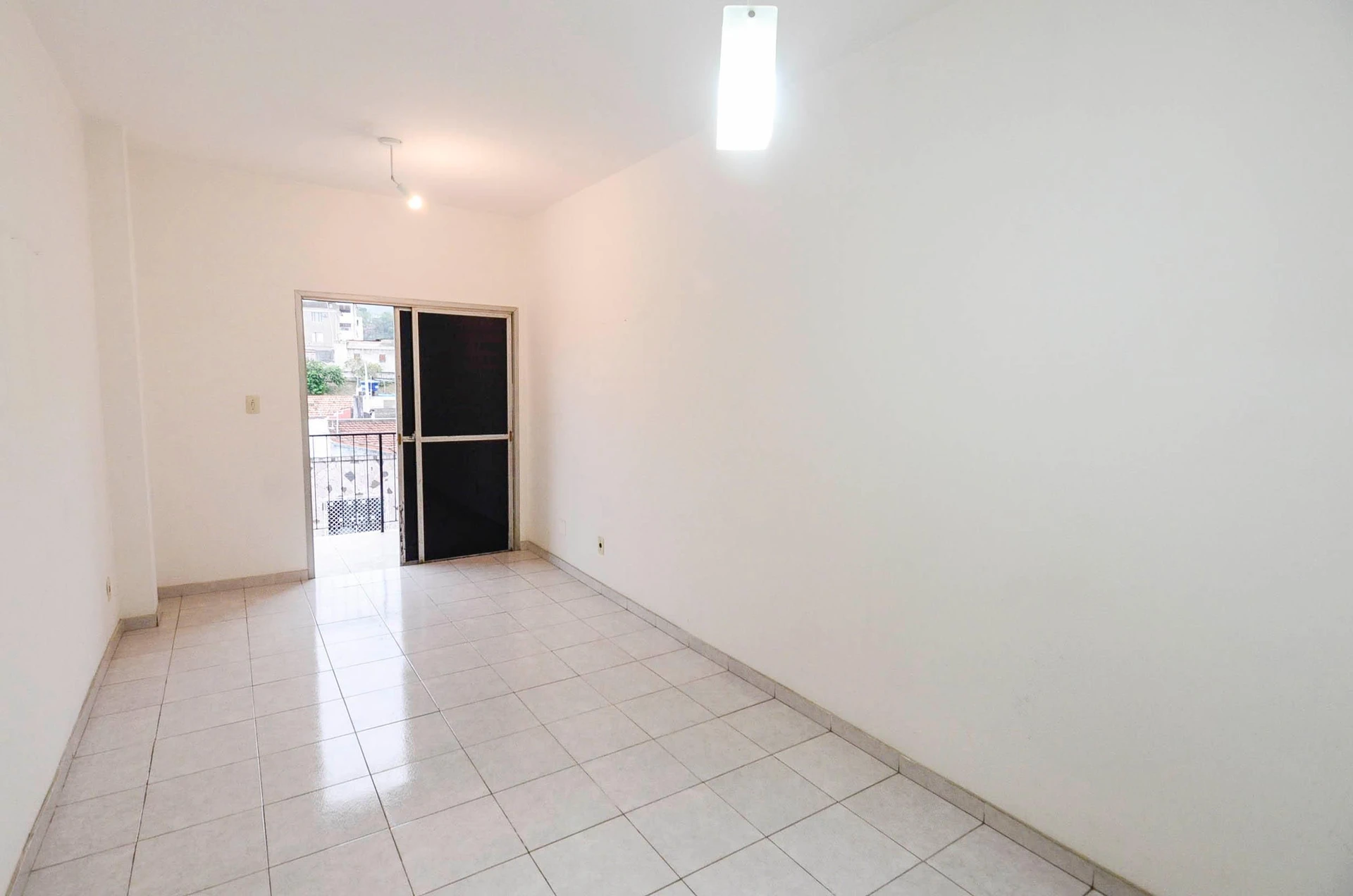 Unfurnished apartment with 2 bedrooms and a balcony — photo 3