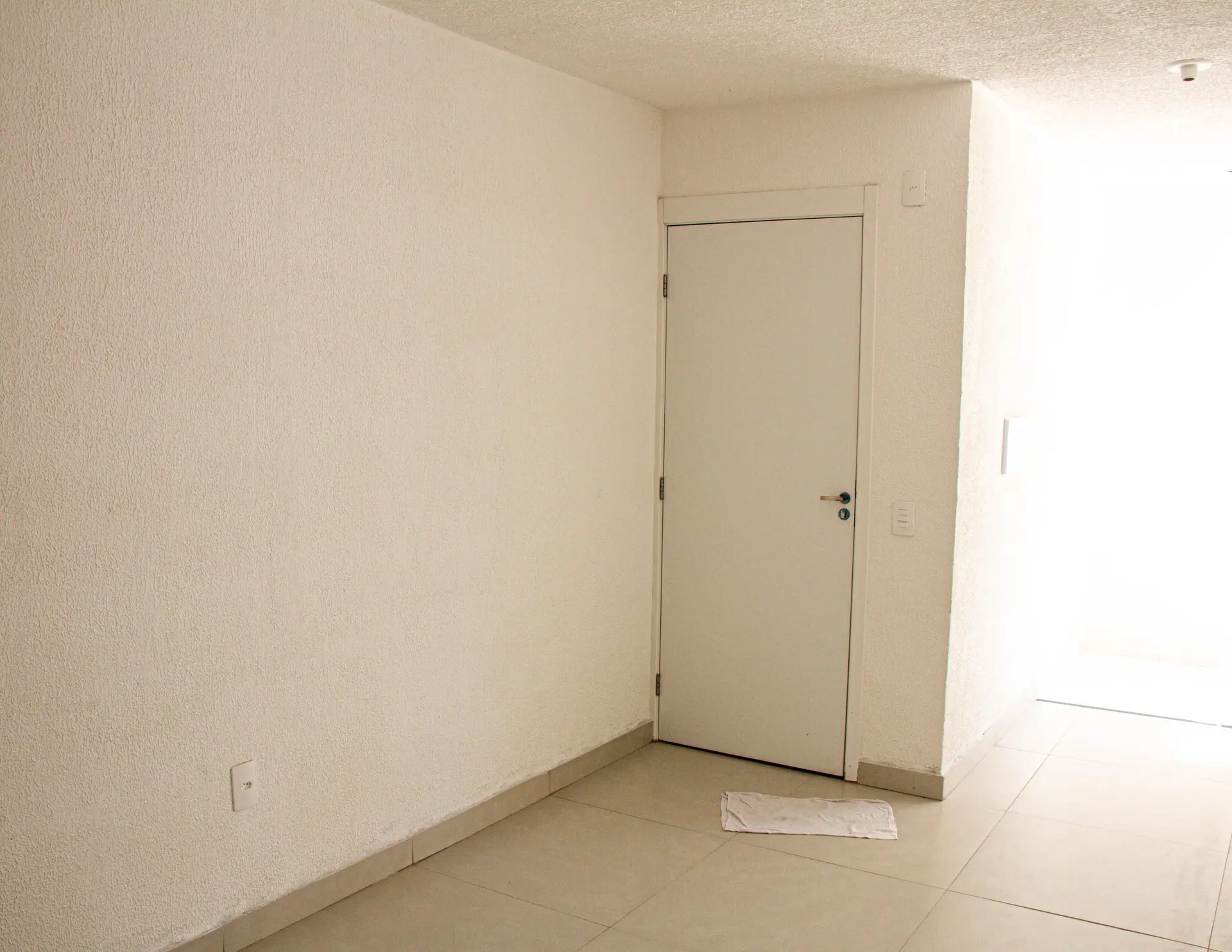Balcony with a grill in a 2-bedroom apartment, 45 m² — photo 4