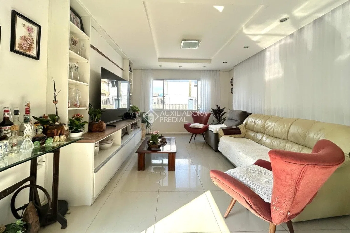 Furnished 465 m² house with 4 bedrooms and 2 suites — photo 2