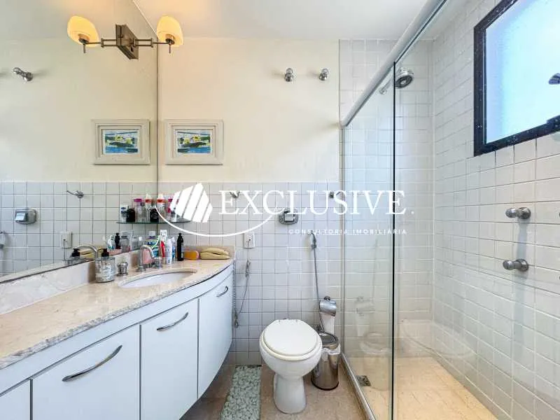 3-bedroom apartment in a building with a pool — photo 7