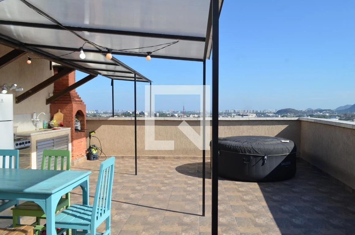 3-bedroom apartment in a building with a pool — photo 17