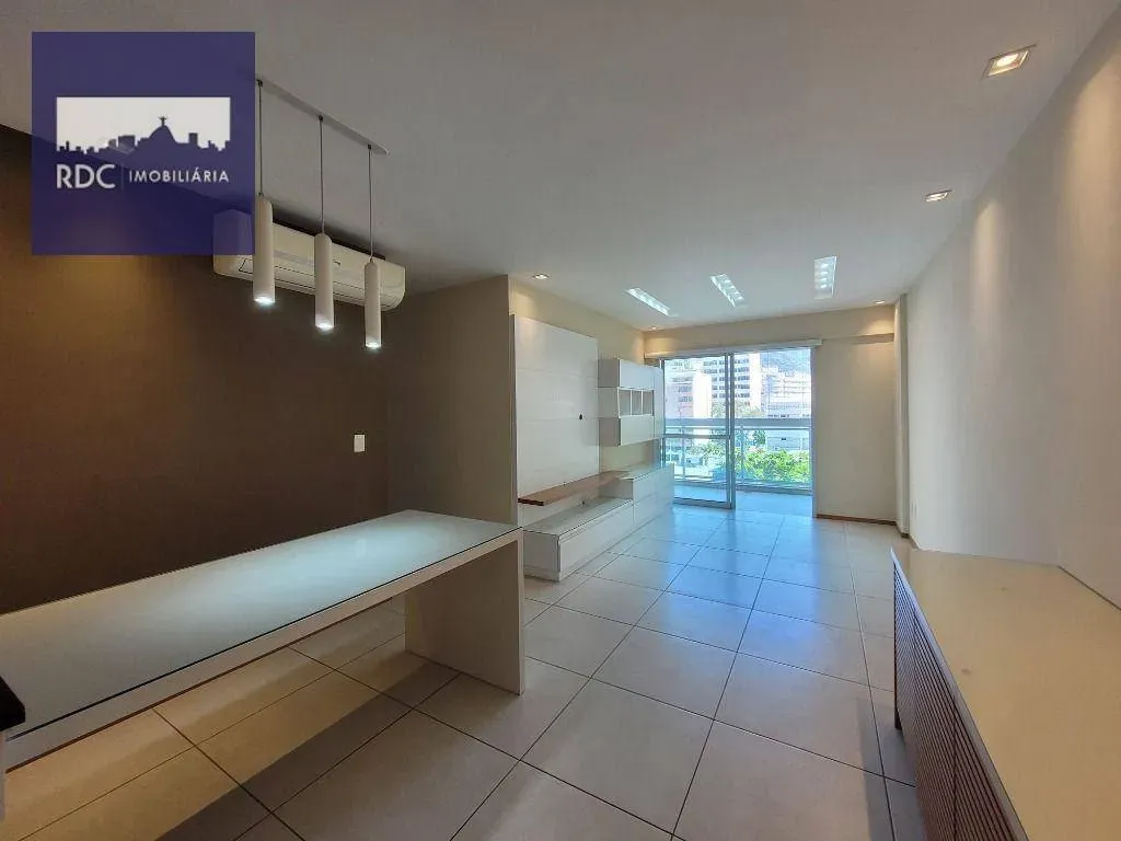 Glass-enclosed balcony in a 3-bedroom apartment, 108 m² — photo 9
