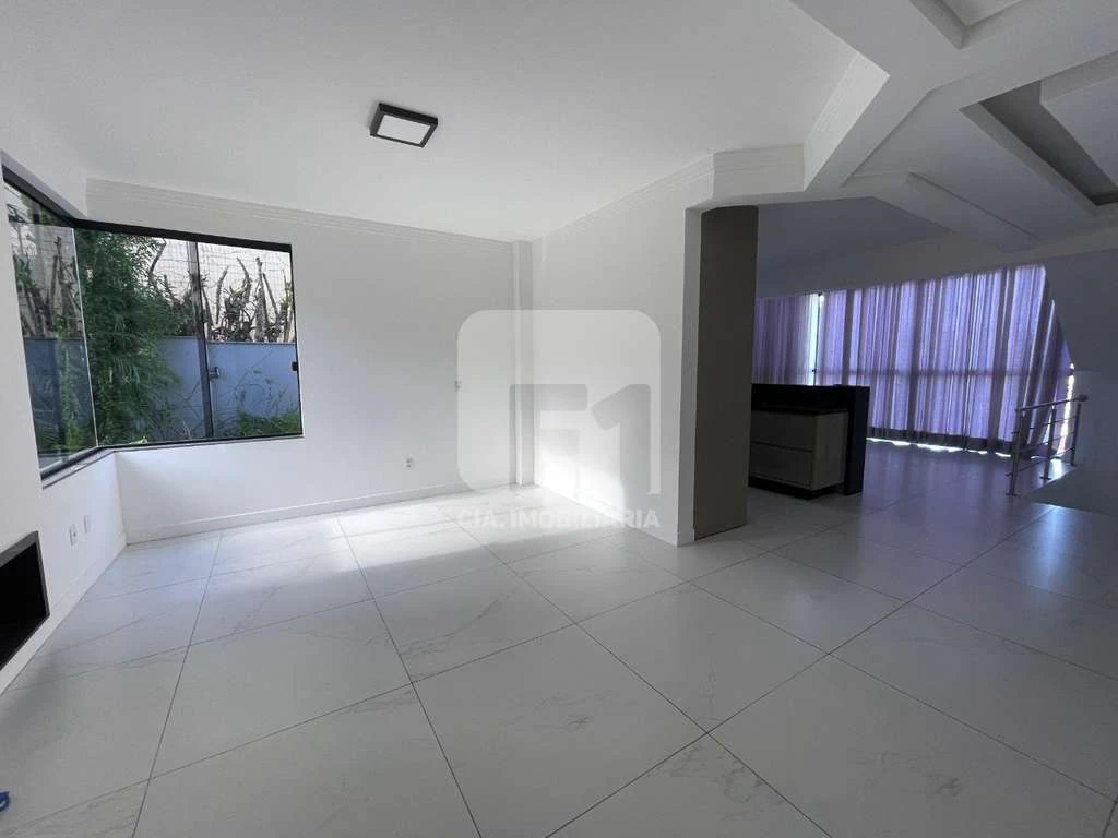 Casa de 383 m² com 4 quartos e churrasqueira privativa — photo 2