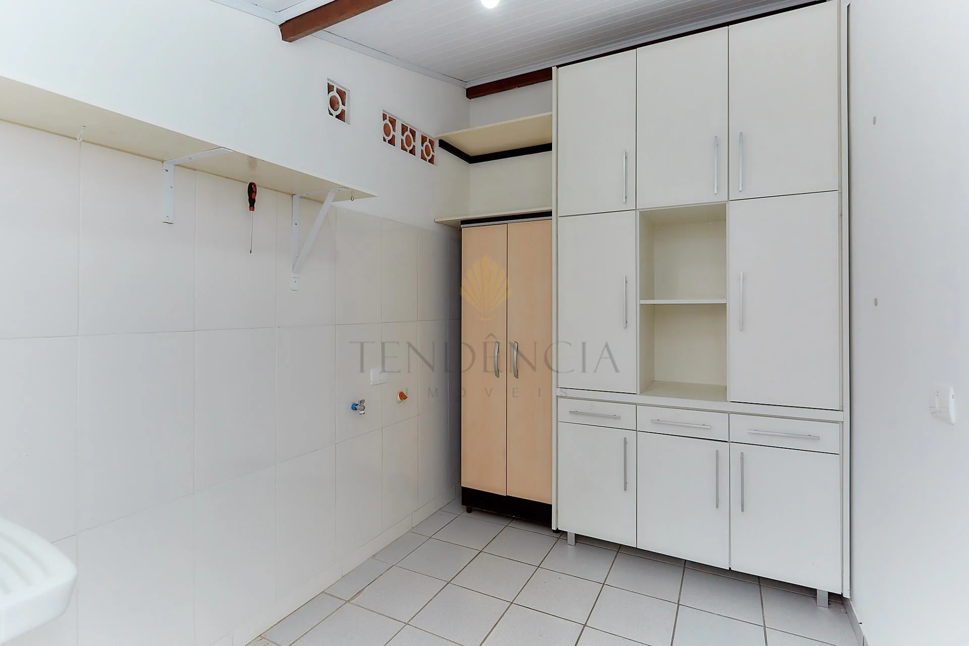 Wood or laminate floors in a one-bedroom house, 50 m² — photo 4