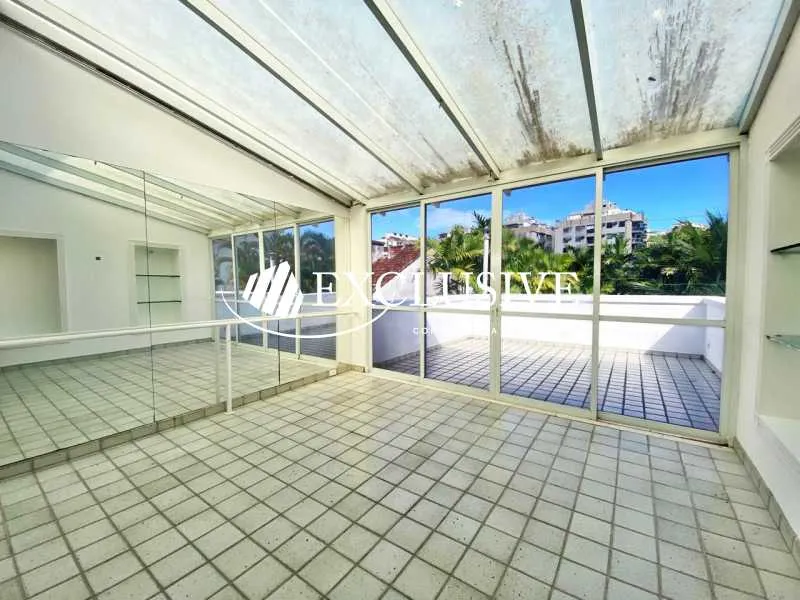 Bathtub in a 5-bedroom house, 881 m² — photo 7