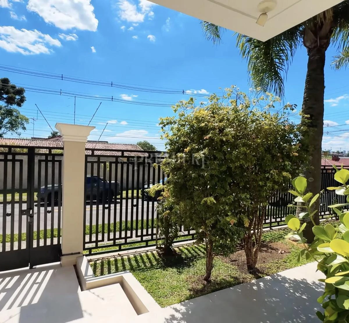 4-bedroom house with a glass-enclosed balcony in Curitiba — photo 6