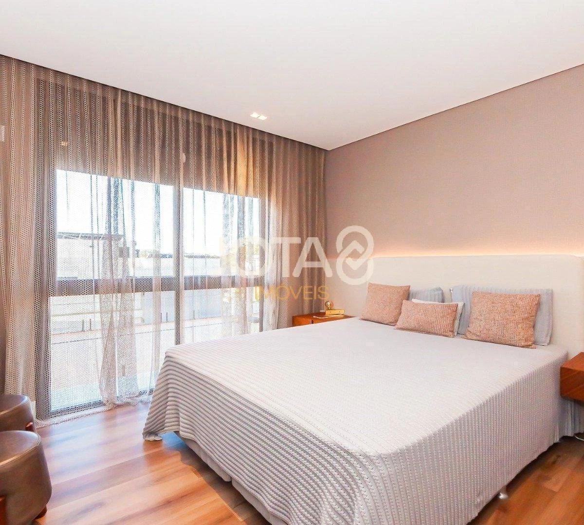 Floor-to-ceiling windows in a 4-bedroom house, 305 m² — photo 17