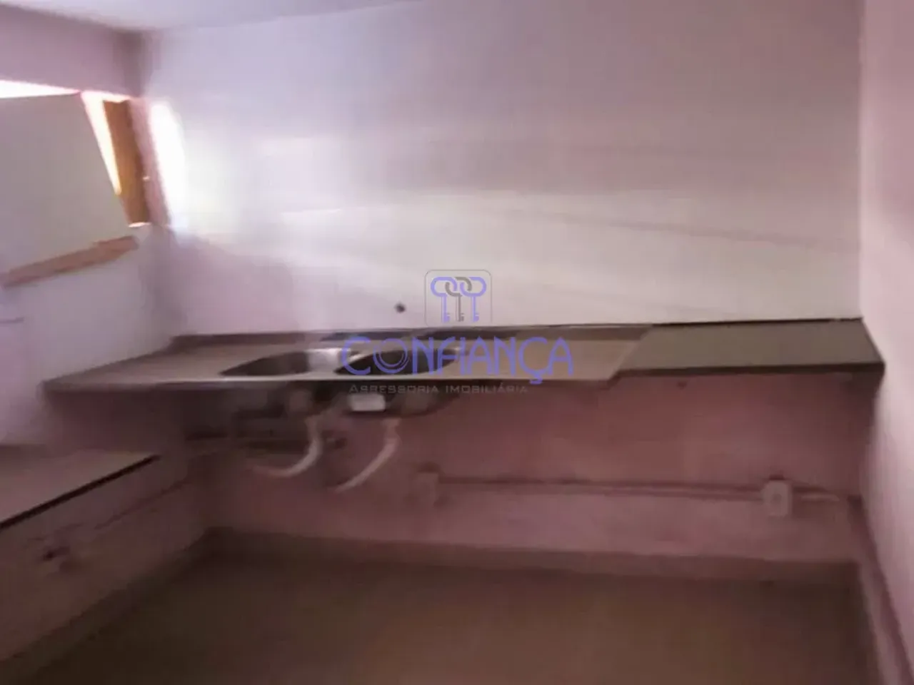 House with 1 bedroom and 3 bathrooms plus 5 parking spaces — photo 3