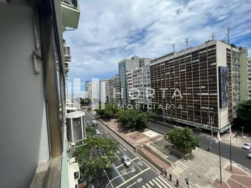 Studio on the 7th floor with wood or laminate floors