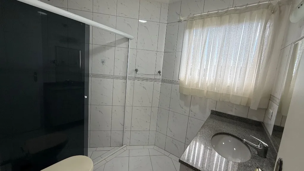 3-bedroom house with a bathtub in Curitiba — photo 28