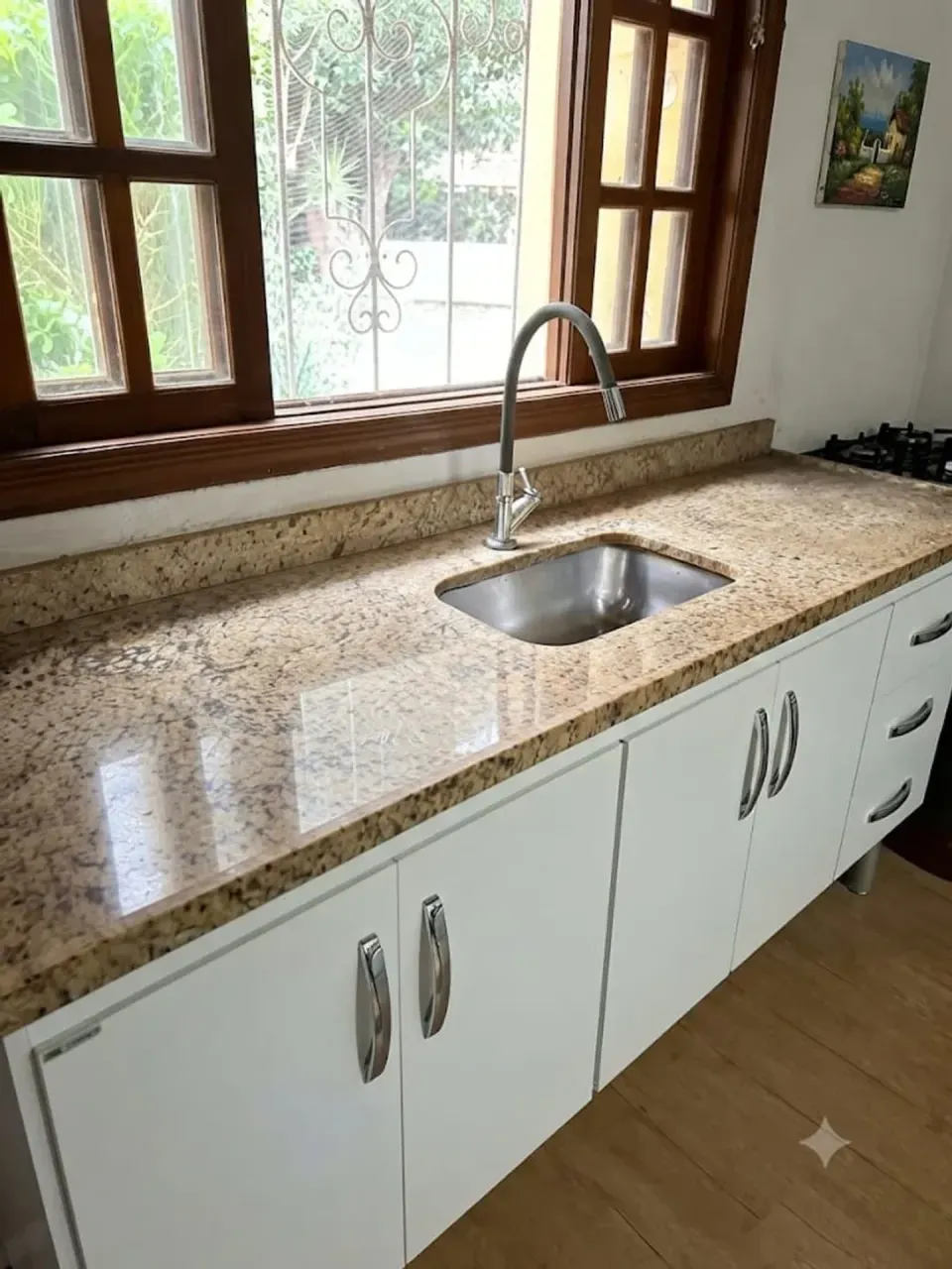 Casa com 1 dormitório, churrasqueira na varanda e gás