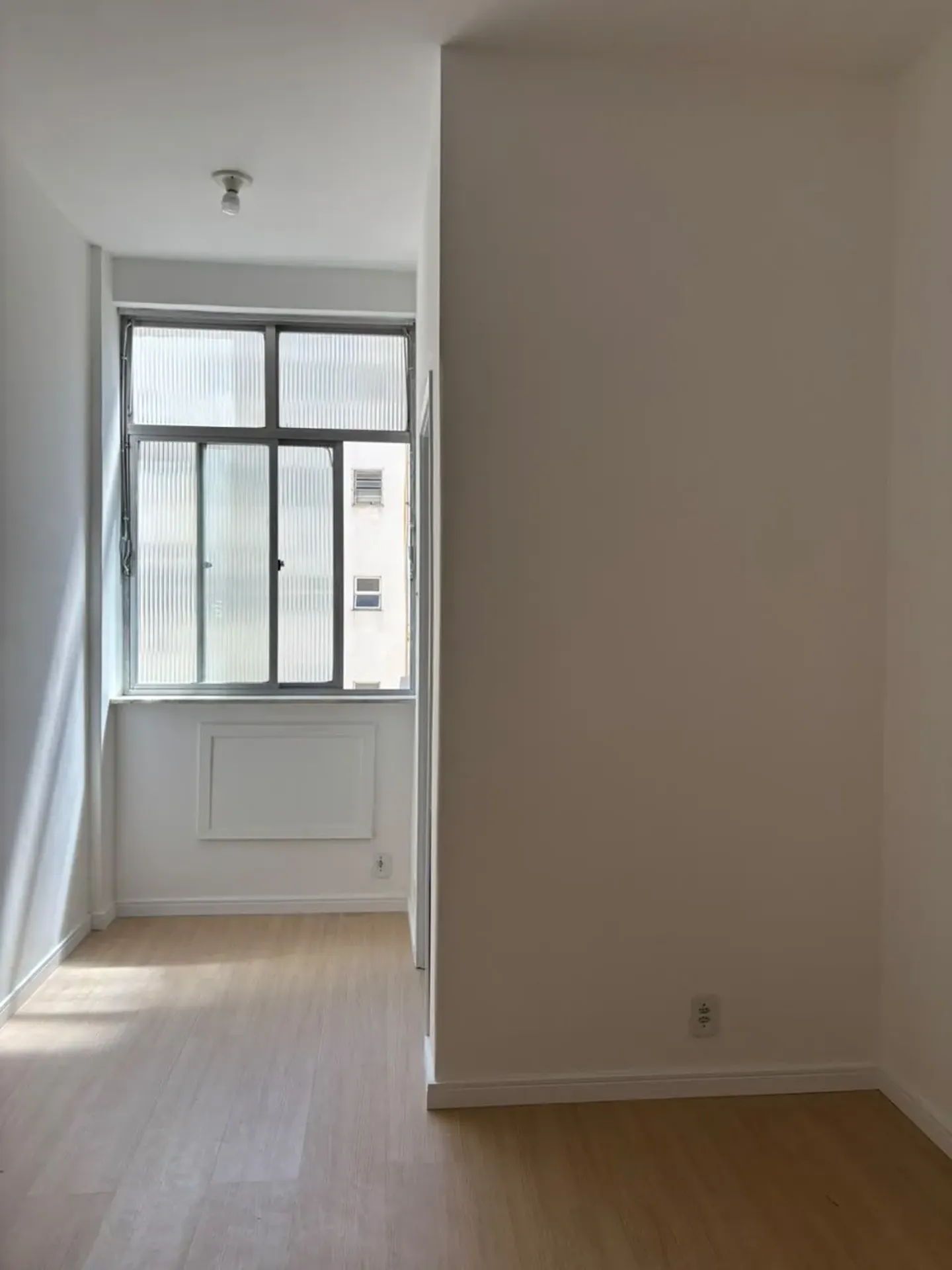 Wood or laminate floors in a one-bedroom apartment, 37 m² — photo 21