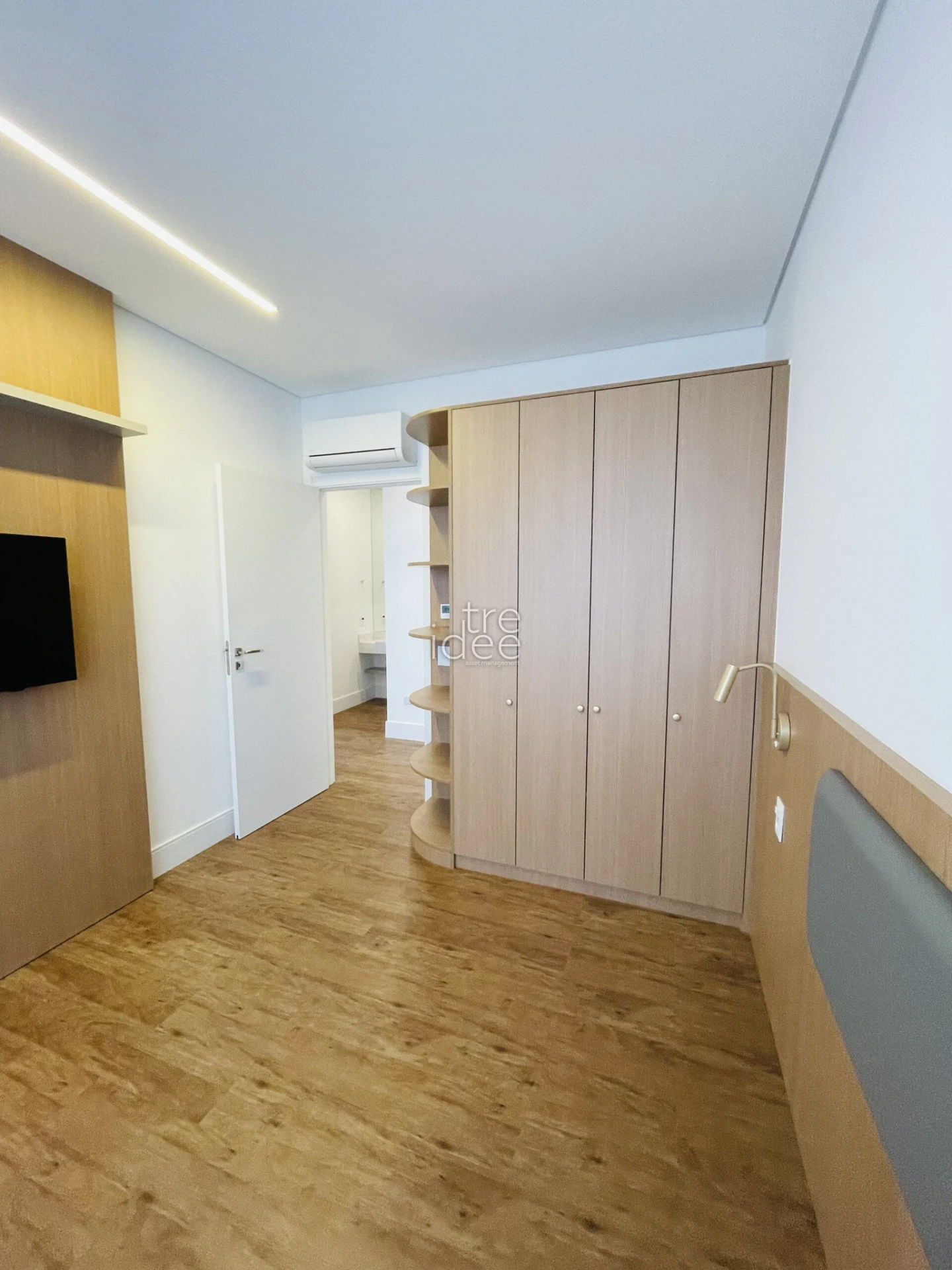 Furnished apartment, 80 m², with floor-to-ceiling windows — photo 12