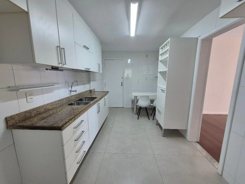 3-bedroom apartment with a mountain view in Rio de Janeiro — photo 5