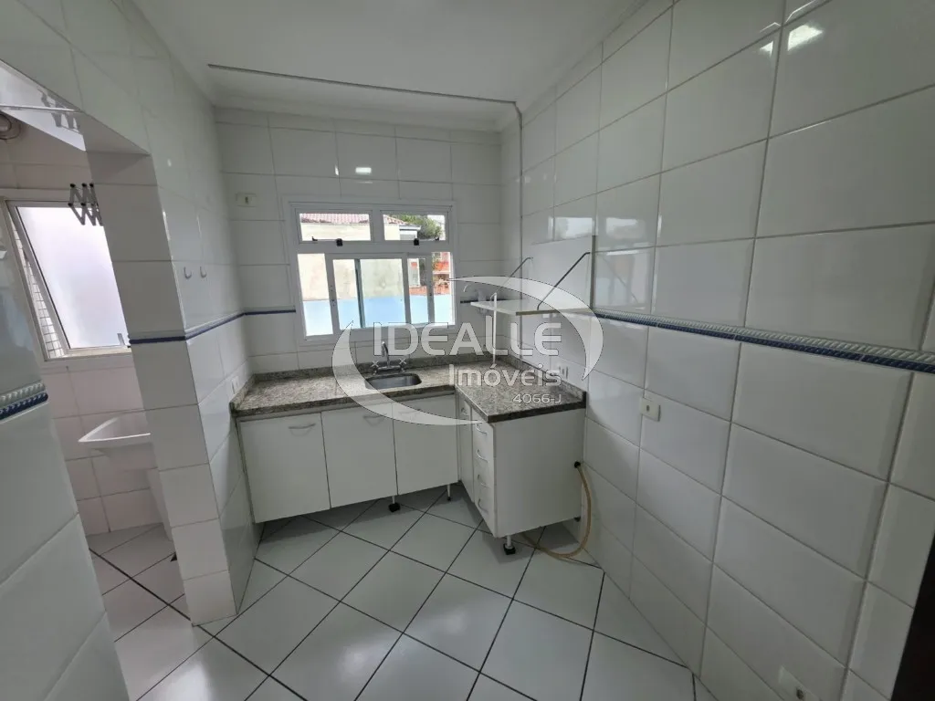 2-bedroom apartment with wood or laminate floors — photo 5