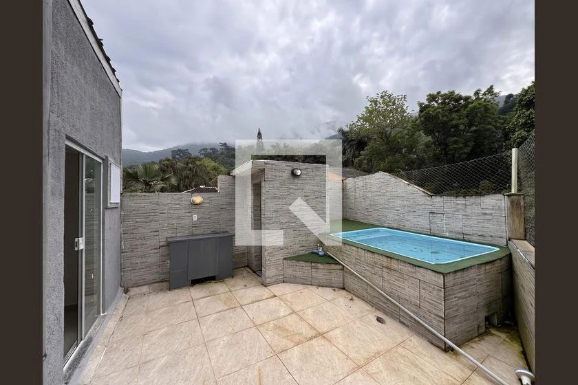 Balcony with a grill in a 2-bedroom house, 165 m² — photo 19