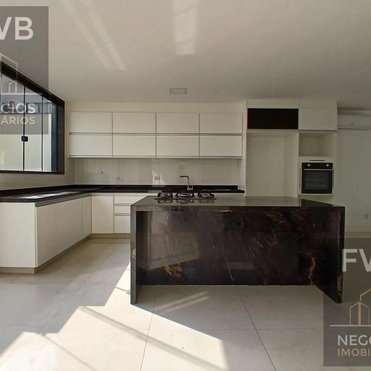 House, 464 m², with floor-to-ceiling windows