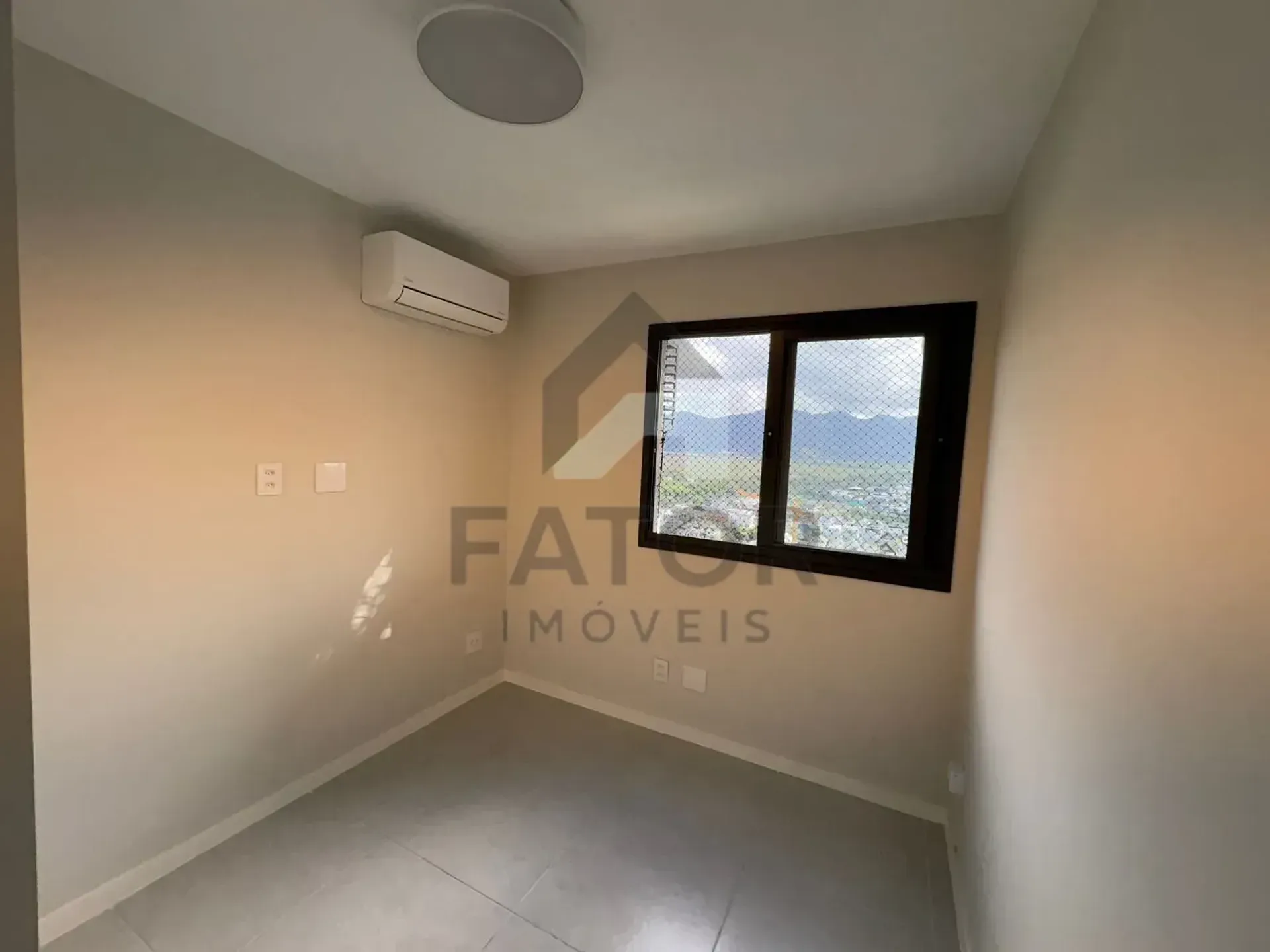 Apartamento com 3 quartos e varanda fechada de vidro — photo 19