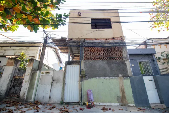 House with 1 bedroom and a separate kitchen