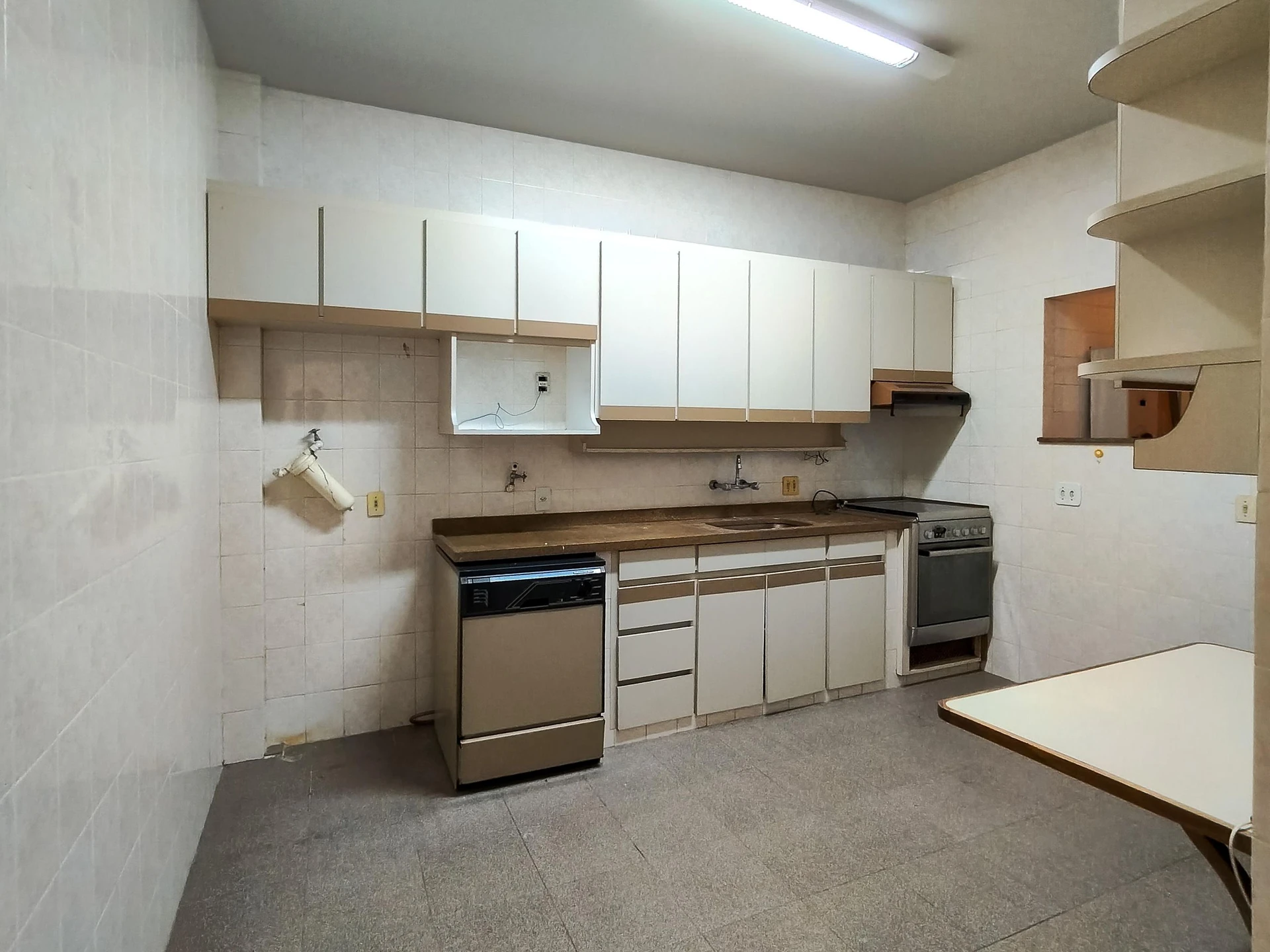 Furnished 4-bedroom apartment with 3 bathrooms — photo 22