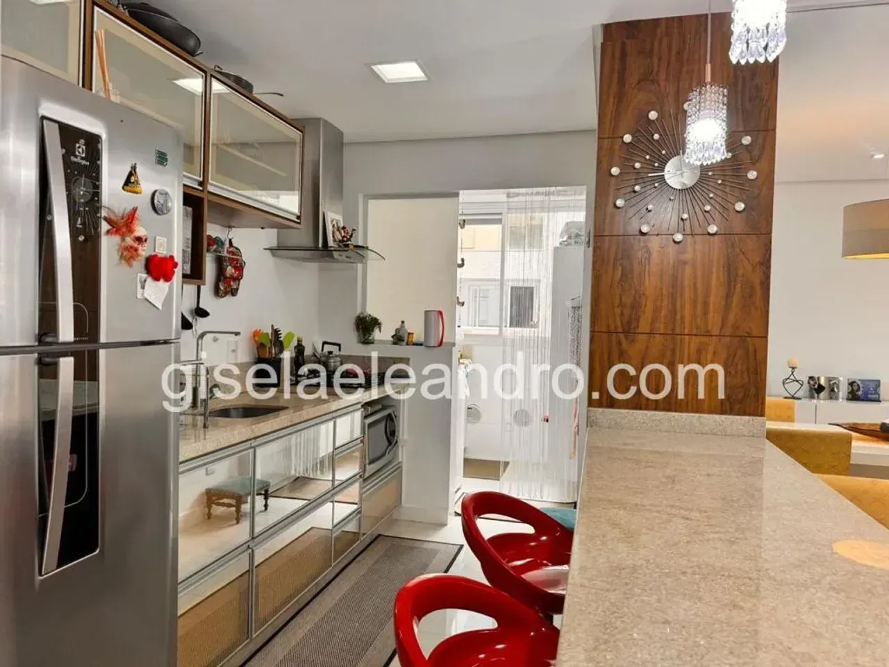 Apartamento mobiliado com cozinha integrada e 2 quartos