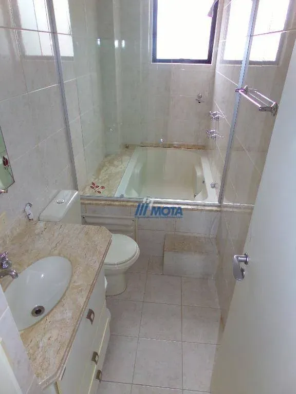3-bedroom apartment with a bathtub — photo 41