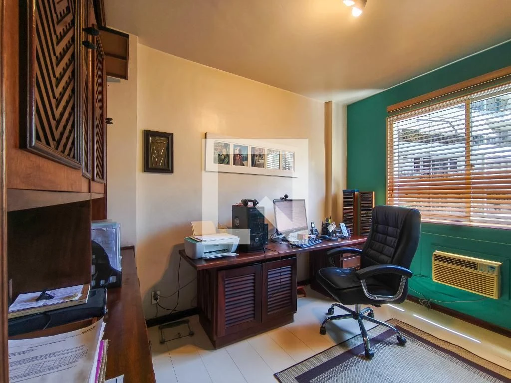 Furnished 4-bedroom apartment with balcony — photo 17