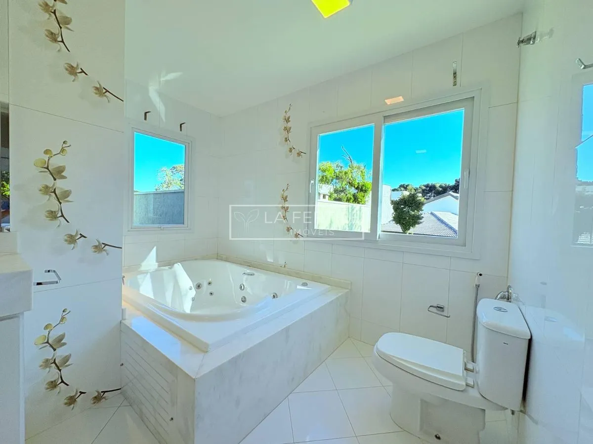 Будинок на 5 спалень із 2 ванними при кімнаті, 400 м² — photo 33