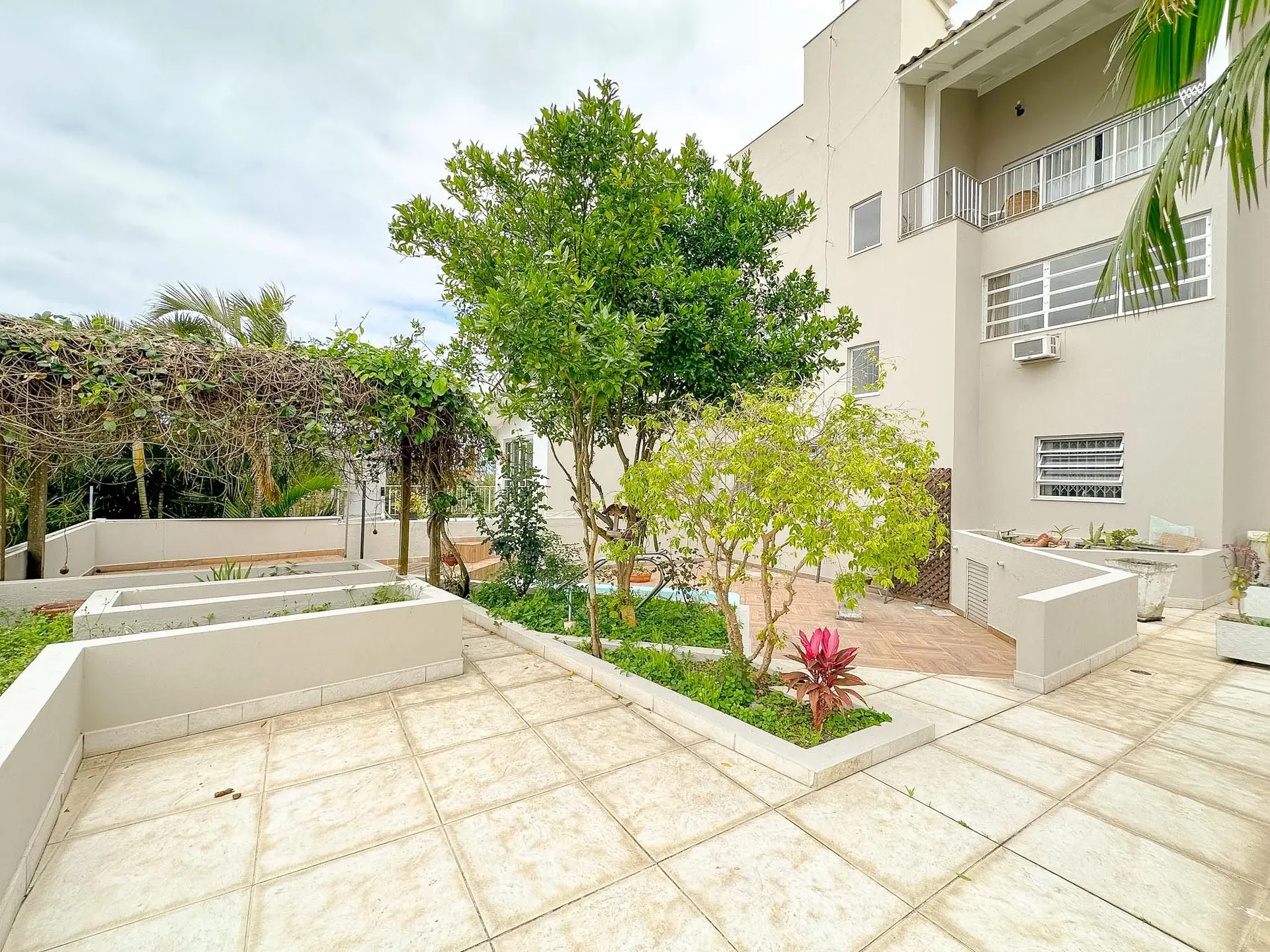Furnished house, 250 m², with a bathtub — photo 16