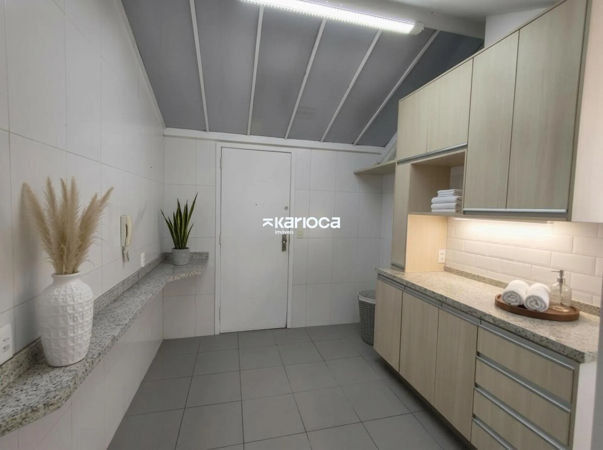 Duplex penthouse with 2 en-suite bedrooms and floor-to-ceiling windows — photo 10
