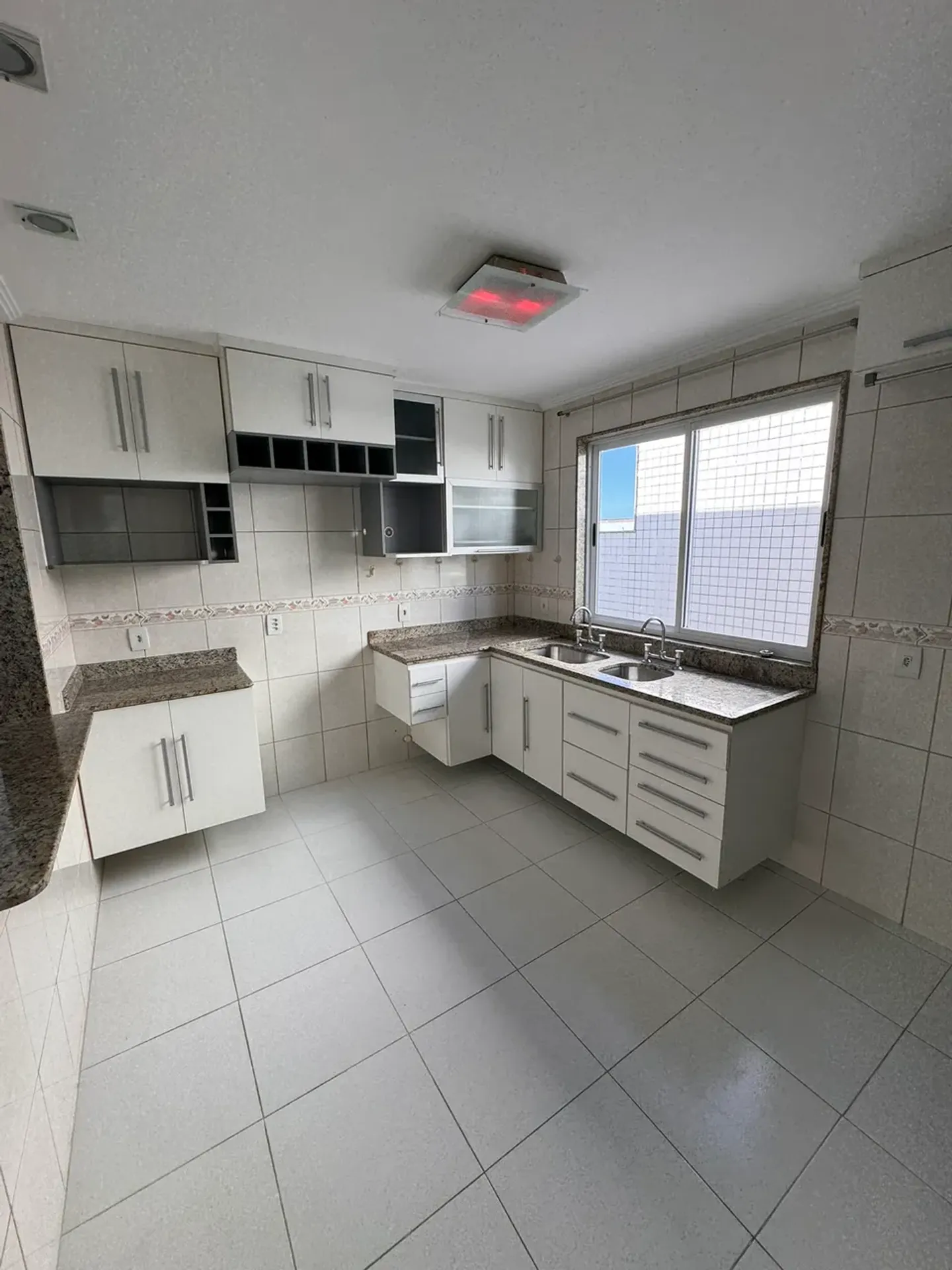 Apartamento com 4 quartos e cozinha separada fechada — photo 21