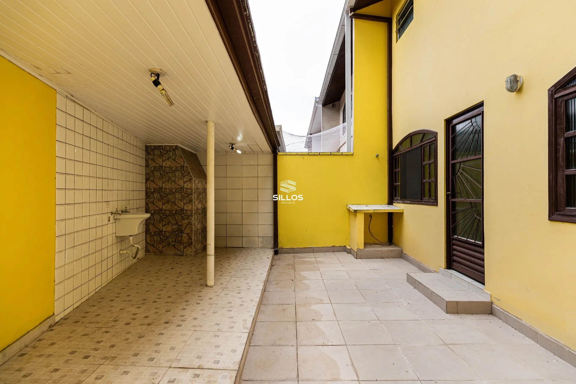 Casa de 3 quartos com piso de madeira ou laminado — photo 8