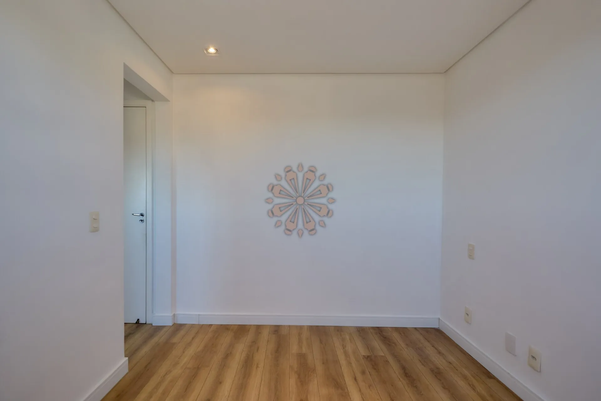 Furnished apartment, 68 m², with a glass-enclosed balcony — photo 40